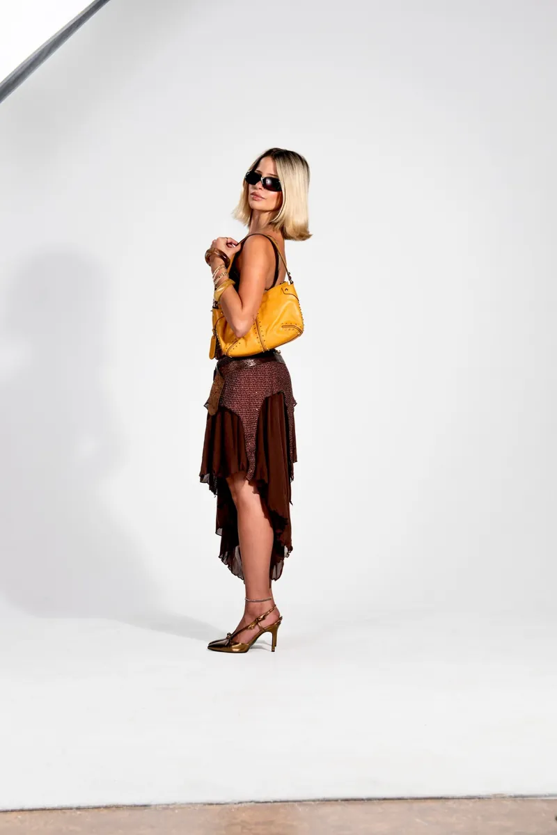 Forest look, side view with mustard bag